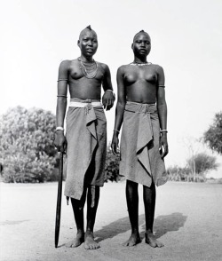 hushaby:  Tribal Portraits: Vintage &amp; Contemporary Photographs from the African Continent | Science | The Guardian   African Dinka girls, by George Rodger, 1948. The Dinka are Sudanese tribespeople who rely on cattle herding at riverside camps in
