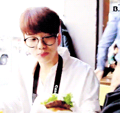 bap-ftw:  Sharing his food with you ~ ♥  HOLY CRAP!!!!!!
