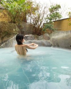 Japanese onsen, via oguro.keita  大分県 由布院温泉「庄屋の館」Yufuinブルーは貸切露天でも楽しめます。  