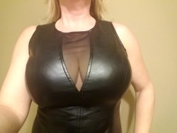 curiouswinekitten2:  Another beautiful Cleavage Sunday, hosted by one of the best. Thanks for taking the time to share all our submissions!! ❤@milf-alert ❤  