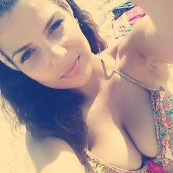 ¿Quién dijo que la espera desespera? Mientras llega tu destino, sigue viviendo. #beach #beachtime #me #myself #girl #barcelona #bcn #mycity #relax #tuesday #today #summer #verano #july #julio #carita #face #bikini #barceloneta #bogatell #littlegirl