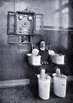 Bain électrique anti-rhumatisme, 1916.On plaçait les membres dans des récipients en porcelaine remplis d’eau dans lesquels on appliquait de l’électricité. L’électrocution était impossible car l’eau était isolée dans les bacs en porcelaine.