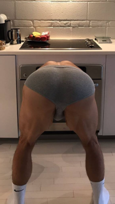 bareback-bieber: ashleyjizzdale:  You know there ain’t nothing in that stove  shut the fuck about the stove dumbass we eatin ASS!!! 