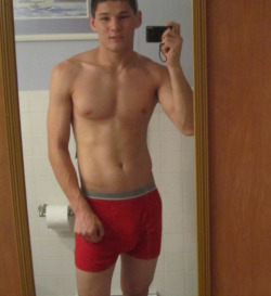 thecircumcisedmaleobsession:  20 year old straight guy from Iowa City, IA