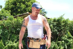 fhabhotdamncobs:  clairbear1969:  Let me give the handyman a hand. Check out that tool belt.  W♂♂F 