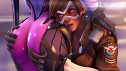 Tracer enjoying the view of Widowmaker&rsquo;s booty