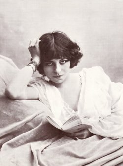 books0977:  Polaire reading in bed. Polaire was the stage name used by French singer and actress Émilie Marie Bouchaud (1874–1939). Polaire was naturally slender, endowed with the ”sinewy, muscular body of a little Arab” and a ”rib-cage like