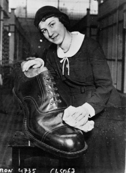 Une vendeuse avec la plus grande chaussure, 1932.