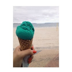 Spontaneous trip to Brighton eating my childhood fave icecream #bubblegum (at Brighton Beach)