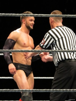 Referee wants to feel Finn’s amazing abs