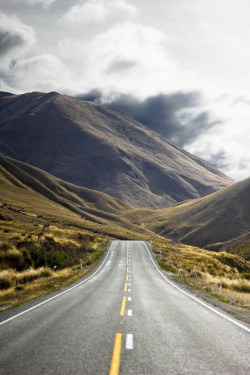 thenakedbrowneye:  080. On the road (by S719) 