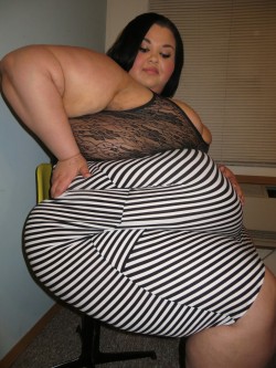 ssbbwbrianna:  :) upcoming set to Brianna.bigcuties.com love love love this picture. I look so huge (: #Fat  Wow.
