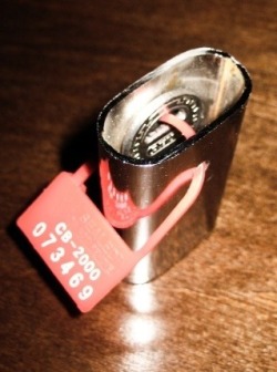 oluofr:  Gestion de la clé de secoursPetit accessoire qui permet de mettre à disposition une clé de secours et de contrôler son utilisation. 