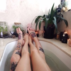 bearded-daddy:  blondpea:  ❤❤❤  Huge tubs are not a want but a necessity for reasons such as this…