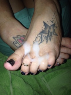 frostedfeet:  ~oh damn so much to love here. tatted feet, toe rings and my favorite…FROSTING ;)  thanks for the submission!