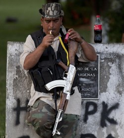 30roundrevolution:  cerebralzero:  bulletbakas:  Mexican vigilantes in the towns of Paracuaro and others in the Mexican state of Michoacan where over 600 armed men took control of the towns in an attempt to drive out criminal gangs now engaged in battle