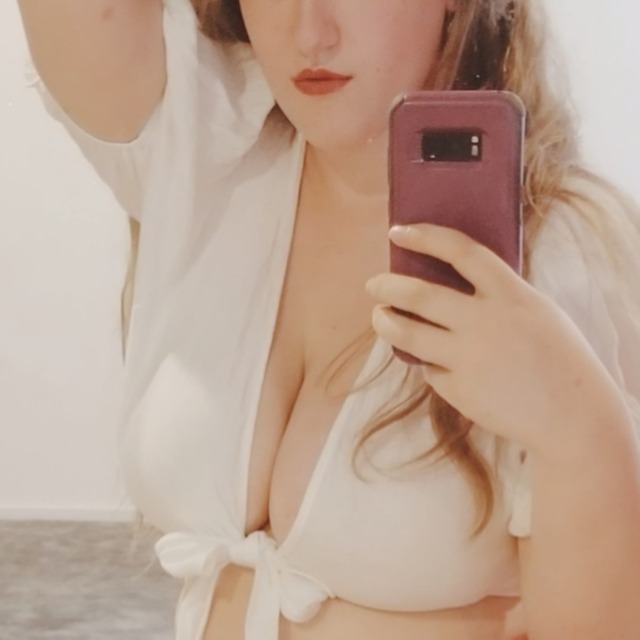 Oh heyyyy, I found a titty pic that doesn&rsquo;t have nipples showing 🙄