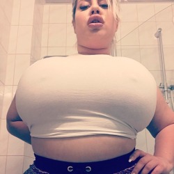 natasha-crown-official:  Looks like my boobies are growing too 😂😂 #lips #boobs #bootybootybooty #natashacrown #thick