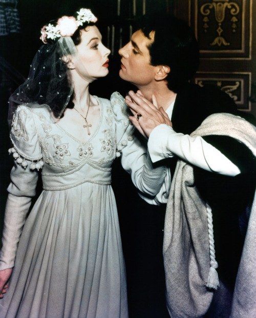 vintage-every-day:  Vivien Leigh prepares to kiss Laurence Olivier in a scene from a stage production of ‘Romeo and Juliet’, 1940.