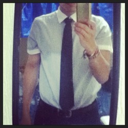Si no soy feo, solo no me arreglo jejeje #traje #corbata (en Villas de la hacienda)