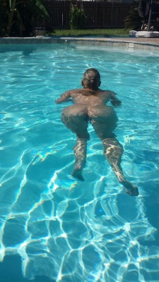 naturistelyon:  Nude swimming