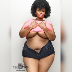 Well it is #tittyday or #tittietuesdays and of course I must celebrate. Bella Raye @plusmod_bella_raye  has decided to join the arena with this sexy and fun outfit/look #busty #bbw #photoshootday #sexyatanysize #photosbyphelps #hips #shortshorts #loveyour