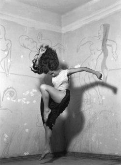 mondfaenger:  Rocío Sagaó, 1950  un ensayo del ballet “El vuelo del alma” Photo by Nacho López 