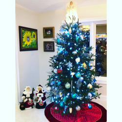 All decorated 🎄🎅🏻🥂     #christmastree #christmasdecorations #homedecor #blue #red #sliver #angel #santaclaus #mrsclaus #florida #tampa #stpetersburg #leighbeetravel #red #gold #colors #favoritetimeoftheyear #family