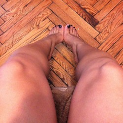 mamaceeta2012:  Legs… Thighs.. Toes. #thatisall #toes #thighs #legs #nofilter #justme  Sexy ass toes