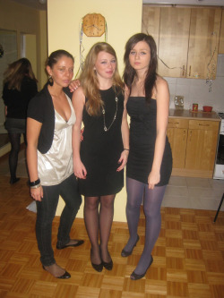 The girl in the middle is a so hot!