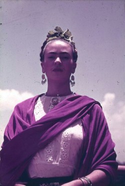 fridari:   Magdalena Carmen Frida Kahlo Calderón nació el 6 de julio de 1907.  De niña, cuando los problemas de la poliomielitis la achacaron, tuvo una amiga imaginaria, dicen que es a quien representa en su cuadro: Las dos Fridas.   Su primer problema
