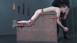 malebondagepigs:  Looks like a great spanking bench!