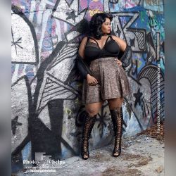 Titled: Iet me just catch this light for a moment  #  model: Bella RAYE @plusmod_bella_raye photographer : Photos By Phelps ・・・ #morningpost #modelmonday #plussizefashion #plusisequal #curvygirl #curves #bbw #model #goldenconfidence #celebratemysize