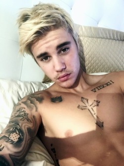 famousmaleexposed:  Justin Bieber showing hard cock! real or fake?Follow me for more Naked Male Celebs!http://famousmaleexposed.tumblr.com/