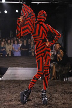 sg-roadbuster:  therudecouture: Gareth Pugh Spring 2019 Women’s collection I cant be the only one who is thinking this?(Spellbinder from Batman Beyond)