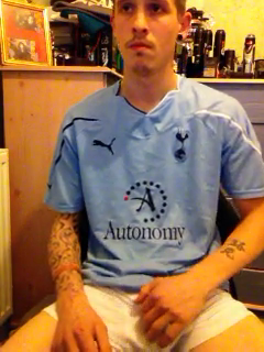 myukladsnaked:  luke is showing his footy team for tomorrows big cup final :P