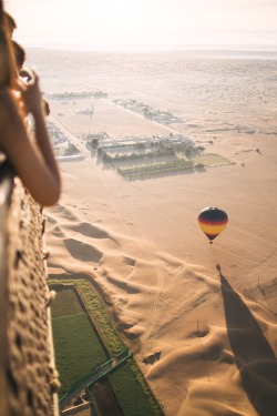 r2&ndash;d2:  Floating over the Dubai desert 