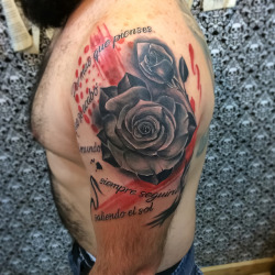💀✖️tatuaje de rosa y letras en el estilo “trash polka” realizado al pana @rgvalera en una sesión, foto recién realizado el Tattoo y ya curado✖️💀 . . . . . . . . #tattoo #tatu #tatuaje #ink #tash #polka #trashpolka #rosa #letras #rose