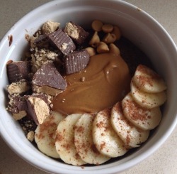amazed:  icy-brunette:  Baked oats with chocolate peanut butter errrrrythang  I follow back everyone!