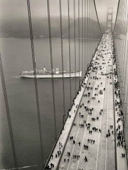 beerburritowhiskey:  20th-century-man:  The Golden Gate Bridge, San Francisco / open to pedestrian traffic only, during its opening in May 1937 (top) and on its 50th anniversary in May 1987 (bottom). In 1987, the weight of the 300,000 people that crossed