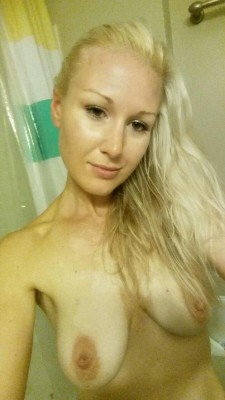 anonymousmormonwife:  Comments appreciated  So hot! Fantastic mature breasts!