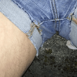 omomeup:Wetting my jean shorts by the road while the neighbors a few houses down were packing things into their car was fun 😜😜💦💦