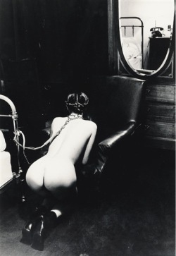 oxirane:  lacremadellacrema:  Helmut Newton:Hotel Room, Place de la République, Paris,1976  ❤️