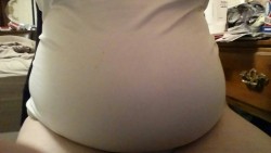 curvyselflove: Photos of my 226.9 lbs belly while editing a video for YouTube c:  
