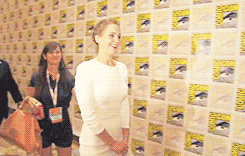 fckyeahtimmy:  Jennifer Lawrence videobombs Jeff Bridges’s interview at Comic Con (x) 