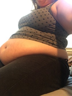 sphenis: jesseyeah:  Black isn’t so slimming when it’s practically bursting at the seams  Oh my fucking god 