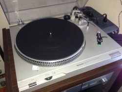 khatru-yes:  The Honda Civic of turntables. Technics SLD2. Amazing speed control. Simple, reliable, and beautiful. 