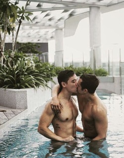 smae-love:Pool kisses