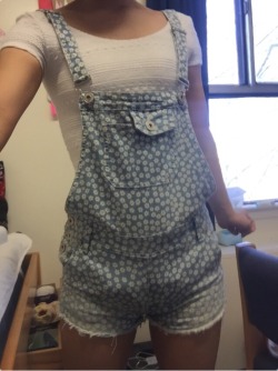 smalllittlething:  If you get overalls one size too big, you just have to wear them with super thick diapies 😋😋