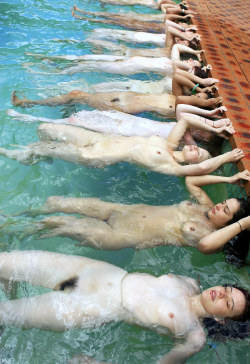 nu-bonheur:  La gym aquatique ! Rien de meilleur, nu dans la piscine. Il faudrait que, plus d’hommes y participent dans les centres naturistes.